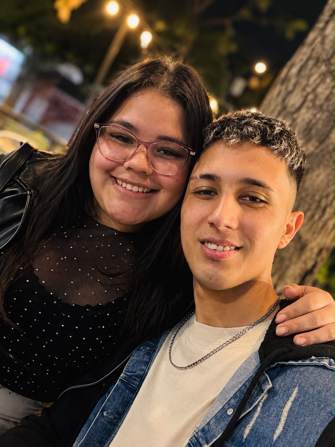 Selene y Braian sonriendo juntos